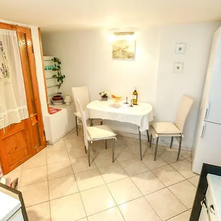 Pyros Apartment