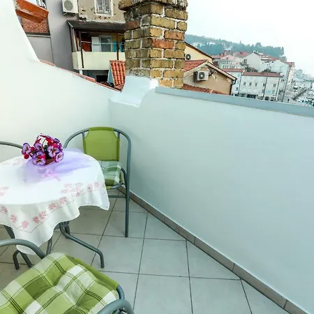 Pyros Apartment *